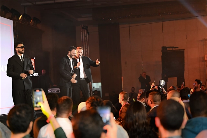 أهدوا أغنية فطومة لبعض الحضور ... لقطات من حفل واما في القاهرة الجديدة