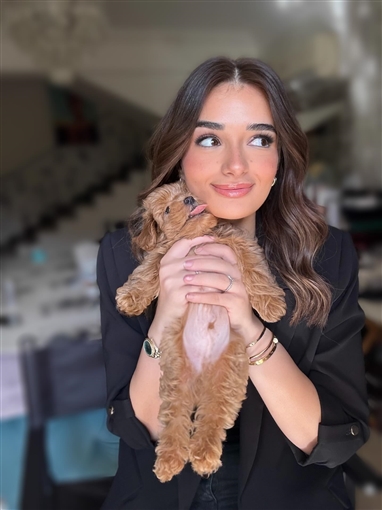 لوك مختلف ملك أحمد زاهر ببدلة ونضارة في جلسة تصوير جديدة