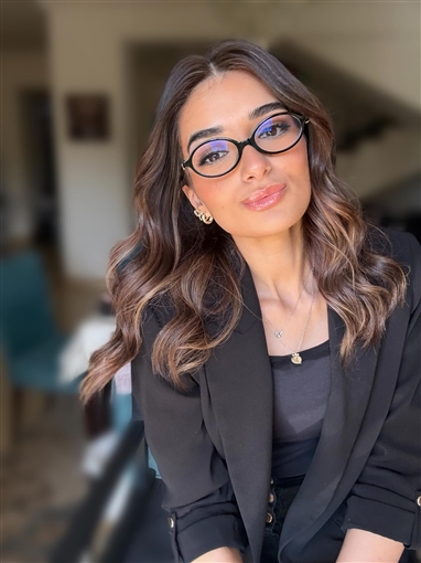 لوك مختلف ملك أحمد زاهر ببدلة ونضارة في جلسة تصوير جديدة