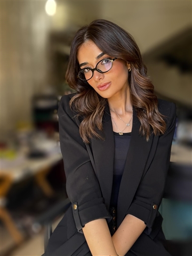 لوك مختلف ملك أحمد زاهر ببدلة ونضارة في جلسة تصوير جديدة