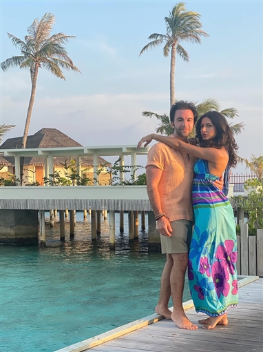 بصور رومانسية ... شريف رمزي يحتفل بعيد ميلاد زوجته ريهام ايمن