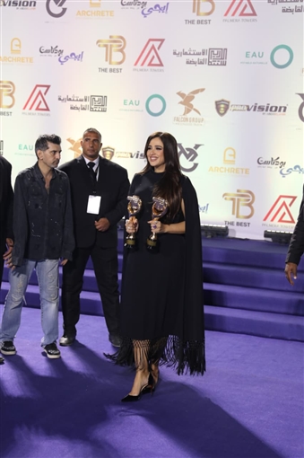 إلهام شاهين وليلى وملك أحمد زاهر وهشام جمال ونيكول سابا من بينهم ... تكريم نجوم الفن في مهرجان الأفضل 