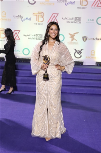 إلهام شاهين وليلى وملك أحمد زاهر وهشام جمال ونيكول سابا من بينهم ... تكريم نجوم الفن في مهرجان الأفضل 