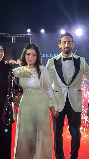 زغاريط وأفراح النجوم في أول ظهور لمي عز الدين مع زوجها أحمد تيمور في عرض أزياء إسلام سعد