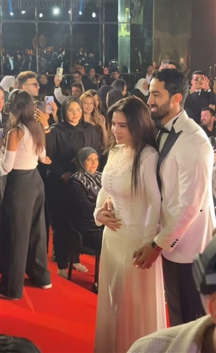 زغاريط وأفراح النجوم في أول ظهور لمي عز الدين مع زوجها أحمد تيمور في عرض أزياء إسلام سعد