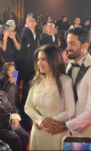 زغاريط وأفراح النجوم في أول ظهور لمي عز الدين مع زوجها أحمد تيمور في عرض أزياء إسلام سعد