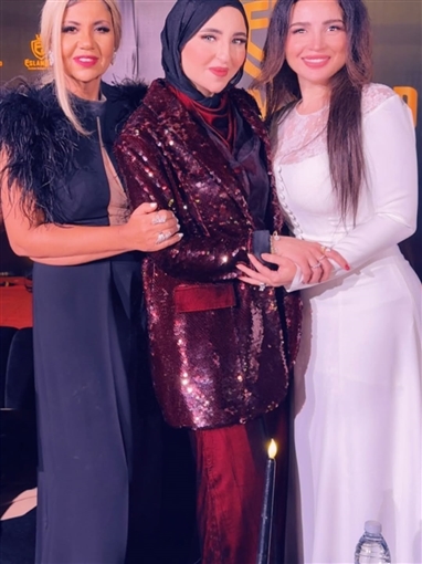 زغاريط وأفراح النجوم في أول ظهور لمي عز الدين مع زوجها أحمد تيمور في عرض أزياء إسلام سعد