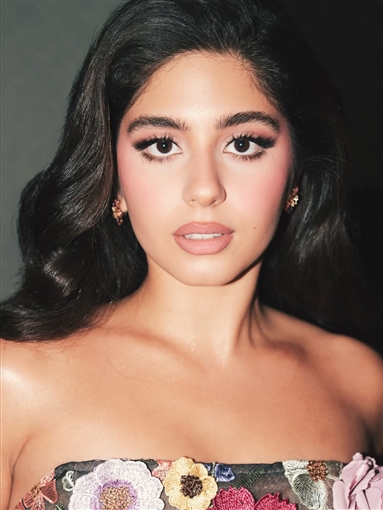  شرطة_الموضة: مايان السيد بفستان قصير مزين بالزهور في عرض ولنا في الخيال ... حب؟ ... سعره 35 ألف جنيها