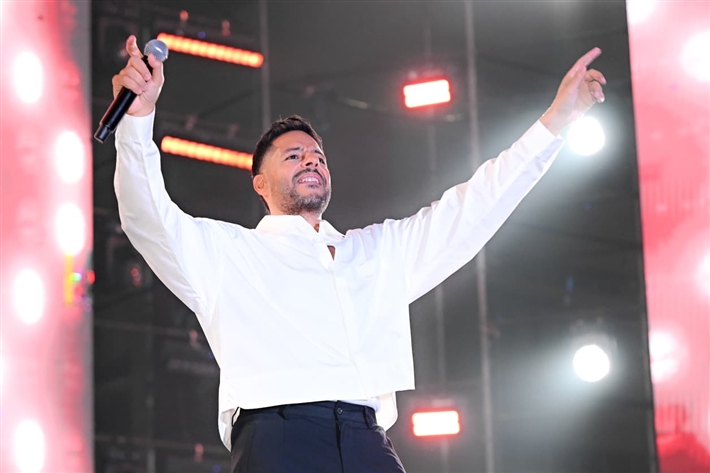 بدأها بـ نفسى ابقي جنبه ... ليلة غنائية ساهرة لـ محمد حماقي بين طلاب الأكاديمية البحرية