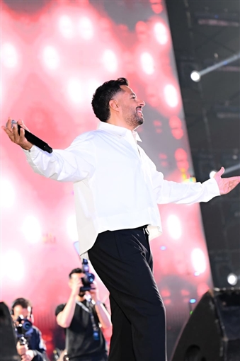 بدأها بـ نفسى ابقي جنبه ... ليلة غنائية ساهرة لـ محمد حماقي بين طلاب الأكاديمية البحرية