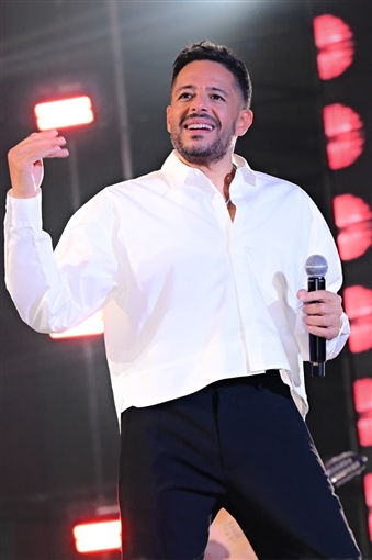 بدأها بـ نفسى ابقي جنبه ... ليلة غنائية ساهرة لـ محمد حماقي بين طلاب الأكاديمية البحرية