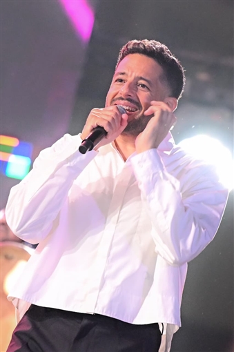 بدأها بـ نفسى ابقي جنبه ... ليلة غنائية ساهرة لـ محمد حماقي بين طلاب الأكاديمية البحرية