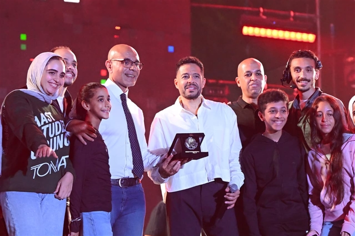 بدأها بـ نفسى ابقي جنبه ... ليلة غنائية ساهرة لـ محمد حماقي بين طلاب الأكاديمية البحرية