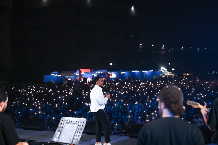 بدأها بـ نفسى ابقي جنبه ... ليلة غنائية ساهرة لـ محمد حماقي بين طلاب الأكاديمية البحرية