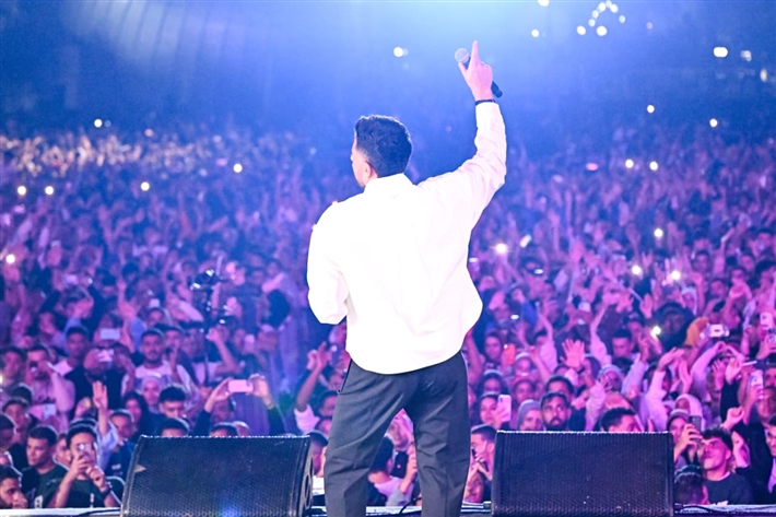 بدأها بـ نفسى ابقي جنبه ... ليلة غنائية ساهرة لـ محمد حماقي بين طلاب الأكاديمية البحرية