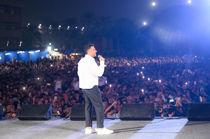 بدأها بـ نفسى ابقي جنبه ... ليلة غنائية ساهرة لـ محمد حماقي بين طلاب الأكاديمية البحرية