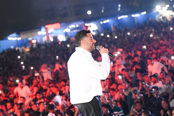 بدأها بـ نفسى ابقي جنبه ... ليلة غنائية ساهرة لـ محمد حماقي بين طلاب الأكاديمية البحرية