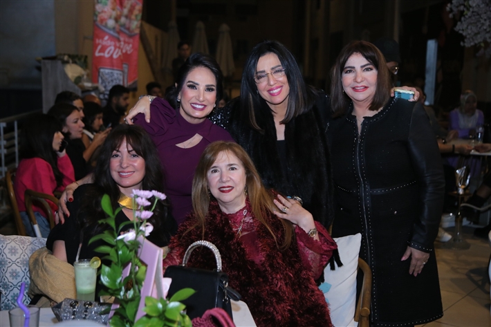 رقص أمل رزق وابنتها لما كتكت في عيد ميلاهما ... نرمين الفقي ونهال عنبر وأسامة منير بين الحضور