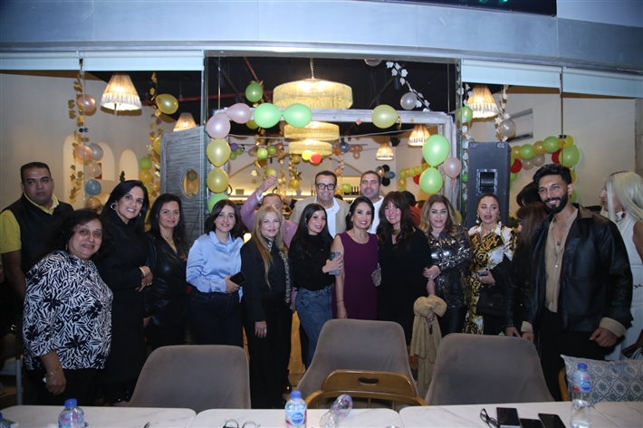 رقص أمل رزق وابنتها لما كتكت في عيد ميلاهما ... نرمين الفقي ونهال عنبر وأسامة منير بين الحضور