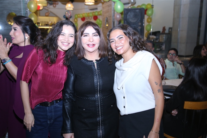 رقص أمل رزق وابنتها لما كتكت في عيد ميلاهما ... نرمين الفقي ونهال عنبر وأسامة منير بين الحضور