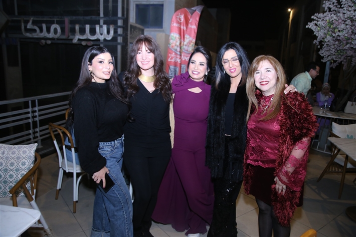 رقص أمل رزق وابنتها لما كتكت في عيد ميلاهما ... نرمين الفقي ونهال عنبر وأسامة منير بين الحضور