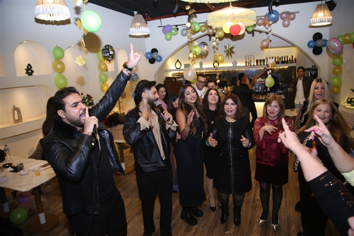 رقص أمل رزق وابنتها لما كتكت في عيد ميلاهما ... نرمين الفقي ونهال عنبر وأسامة منير بين الحضور