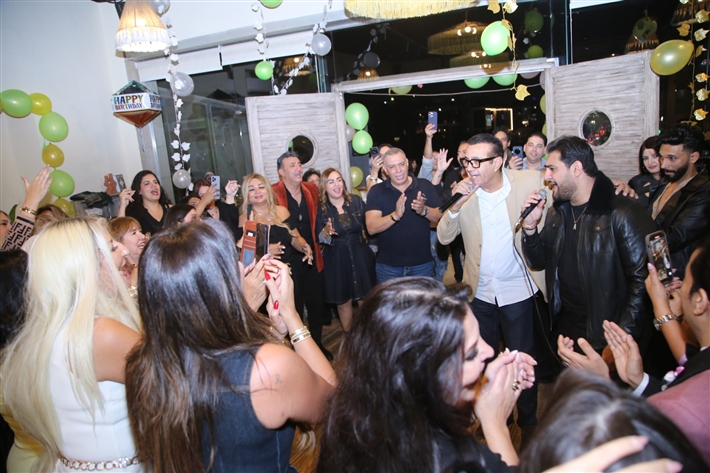 رقص أمل رزق وابنتها لما كتكت في عيد ميلاهما ... نرمين الفقي ونهال عنبر وأسامة منير بين الحضور