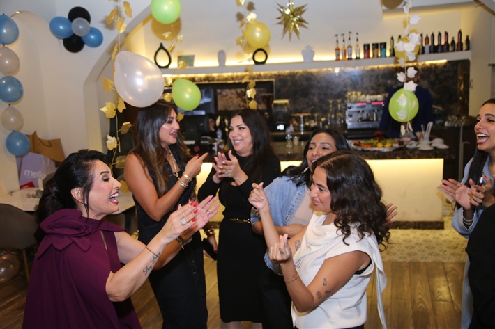 رقص أمل رزق وابنتها لما كتكت في عيد ميلاهما ... نرمين الفقي ونهال عنبر وأسامة منير بين الحضور