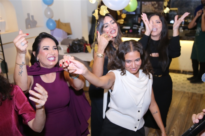 رقص أمل رزق وابنتها لما كتكت في عيد ميلاهما ... نرمين الفقي ونهال عنبر وأسامة منير بين الحضور