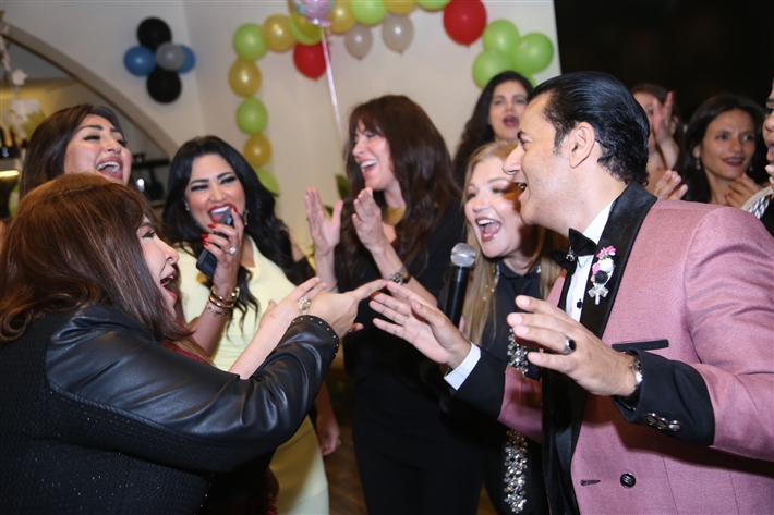 رقص أمل رزق وابنتها لما كتكت في عيد ميلاهما ... نرمين الفقي ونهال عنبر وأسامة منير بين الحضور