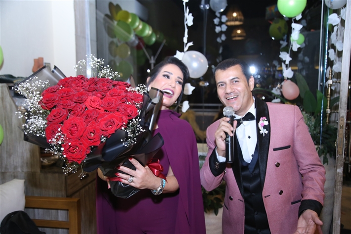 رقص أمل رزق وابنتها لما كتكت في عيد ميلاهما ... نرمين الفقي ونهال عنبر وأسامة منير بين الحضور