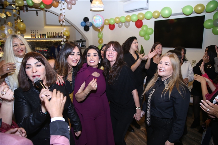 رقص أمل رزق وابنتها لما كتكت في عيد ميلاهما ... نرمين الفقي ونهال عنبر وأسامة منير بين الحضور