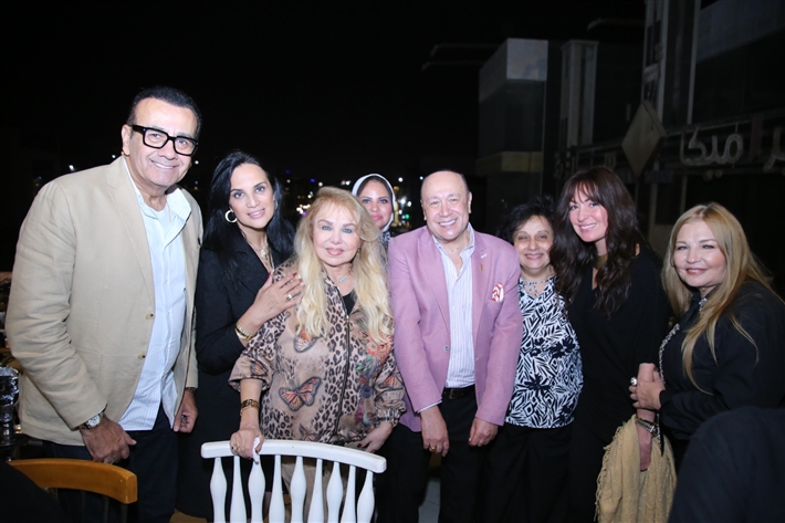 رقص أمل رزق وابنتها لما كتكت في عيد ميلاهما ... نرمين الفقي ونهال عنبر وأسامة منير بين الحضور