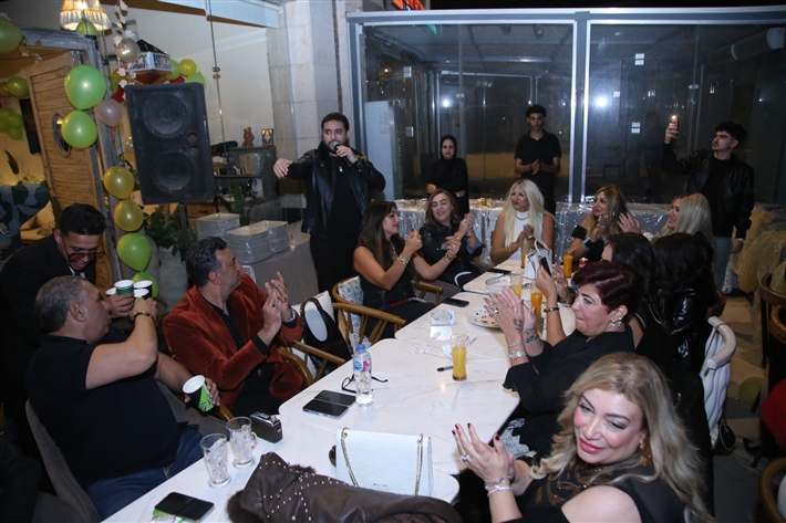 رقص أمل رزق وابنتها لما كتكت في عيد ميلاهما ... نرمين الفقي ونهال عنبر وأسامة منير بين الحضور