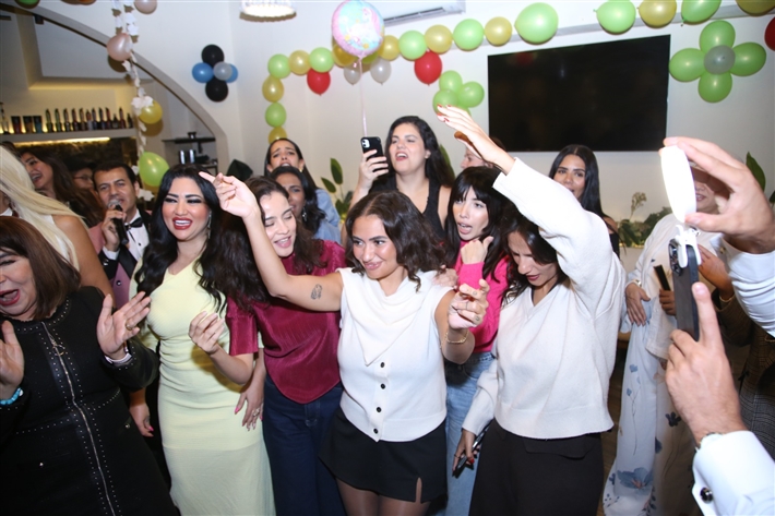 رقص أمل رزق وابنتها لما كتكت في عيد ميلاهما ... نرمين الفقي ونهال عنبر وأسامة منير بين الحضور