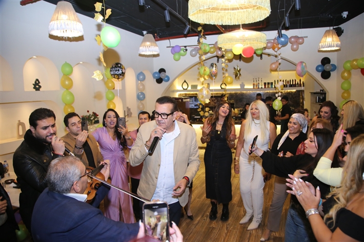 رقص أمل رزق وابنتها لما كتكت في عيد ميلاهما ... نرمين الفقي ونهال عنبر وأسامة منير بين الحضور