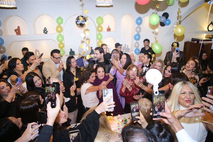 رقص أمل رزق وابنتها لما كتكت في عيد ميلاهما ... نرمين الفقي ونهال عنبر وأسامة منير بين الحضور