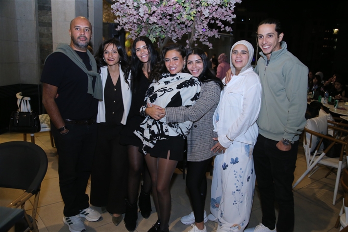 رقص أمل رزق وابنتها لما كتكت في عيد ميلاهما ... نرمين الفقي ونهال عنبر وأسامة منير بين الحضور