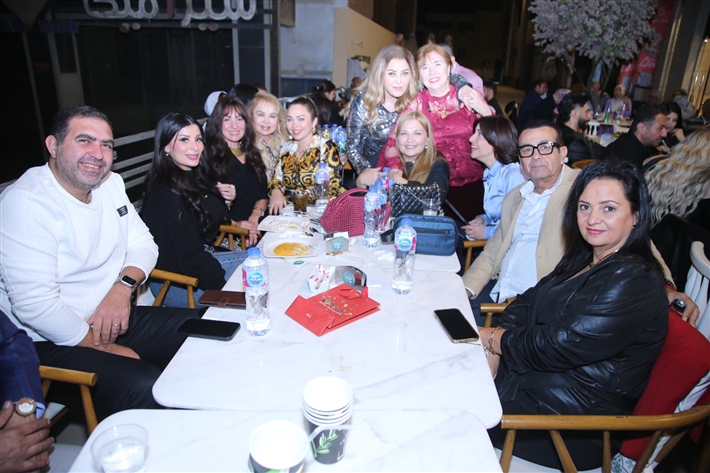 رقص أمل رزق وابنتها لما كتكت في عيد ميلاهما ... نرمين الفقي ونهال عنبر وأسامة منير بين الحضور