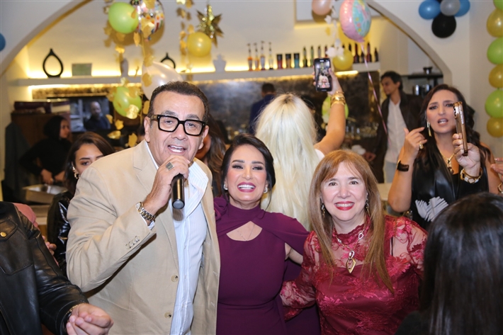 رقص أمل رزق وابنتها لما كتكت في عيد ميلاهما ... نرمين الفقي ونهال عنبر وأسامة منير بين الحضور