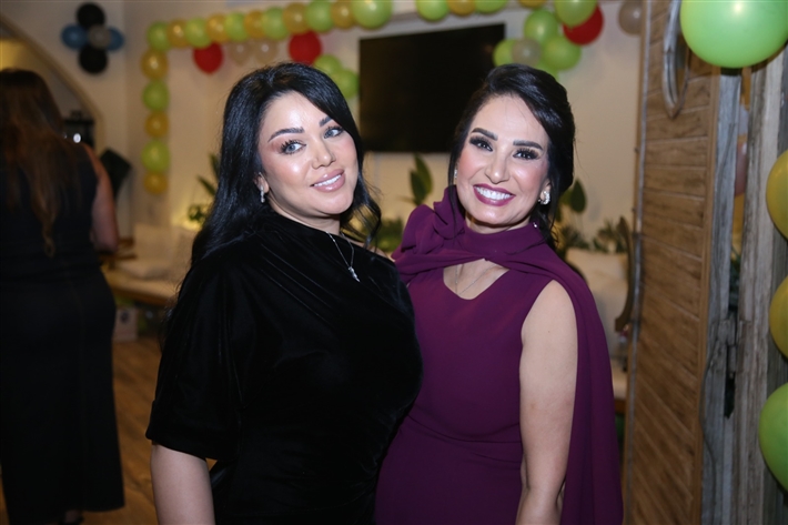 رقص أمل رزق وابنتها لما كتكت في عيد ميلاهما ... نرمين الفقي ونهال عنبر وأسامة منير بين الحضور