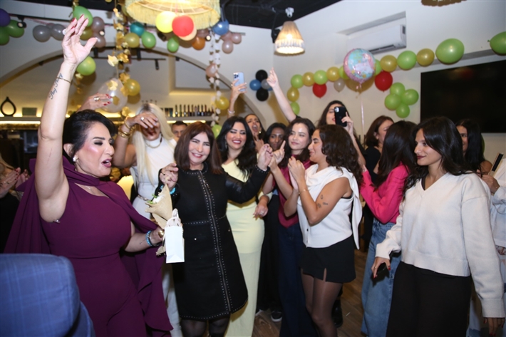 رقص أمل رزق وابنتها لما كتكت في عيد ميلاهما ... نرمين الفقي ونهال عنبر وأسامة منير بين الحضور