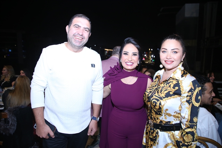 رقص أمل رزق وابنتها لما كتكت في عيد ميلاهما ... نرمين الفقي ونهال عنبر وأسامة منير بين الحضور