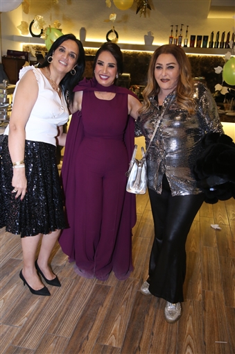 رقص أمل رزق وابنتها لما كتكت في عيد ميلاهما ... نرمين الفقي ونهال عنبر وأسامة منير بين الحضور