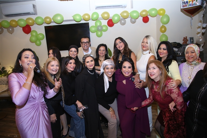 رقص أمل رزق وابنتها لما كتكت في عيد ميلاهما ... نرمين الفقي ونهال عنبر وأسامة منير بين الحضور