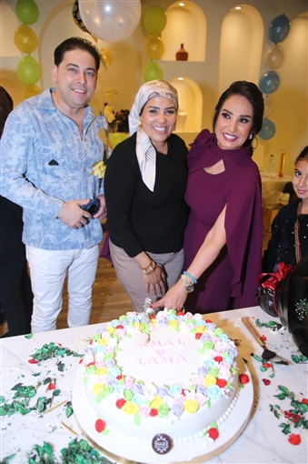 رقص أمل رزق وابنتها لما كتكت في عيد ميلاهما ... نرمين الفقي ونهال عنبر وأسامة منير بين الحضور