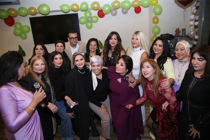 رقص أمل رزق وابنتها لما كتكت في عيد ميلاهما ... نرمين الفقي ونهال عنبر وأسامة منير بين الحضور