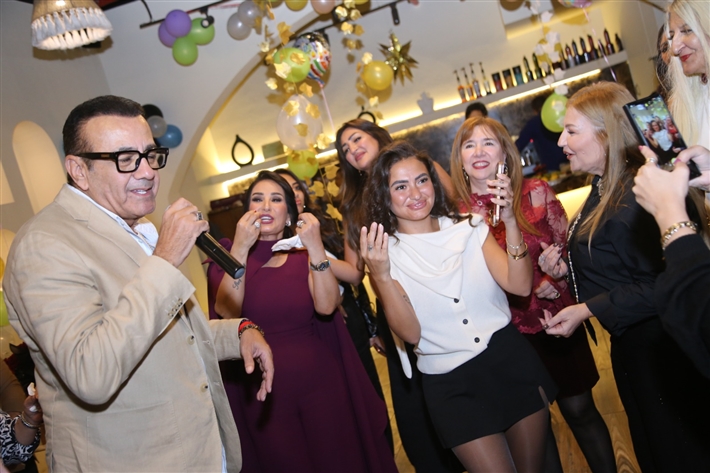 رقص أمل رزق وابنتها لما كتكت في عيد ميلاهما ... نرمين الفقي ونهال عنبر وأسامة منير بين الحضور