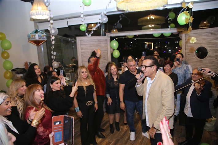 رقص أمل رزق وابنتها لما كتكت في عيد ميلاهما ... نرمين الفقي ونهال عنبر وأسامة منير بين الحضور