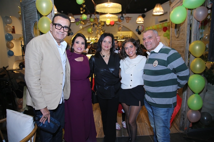 رقص أمل رزق وابنتها لما كتكت في عيد ميلاهما ... نرمين الفقي ونهال عنبر وأسامة منير بين الحضور